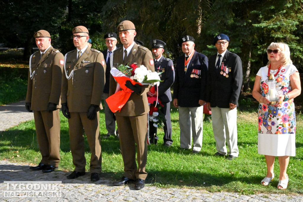 Uroczystośc pod tablicą Ochotników Dzikowskich z 1920 roku