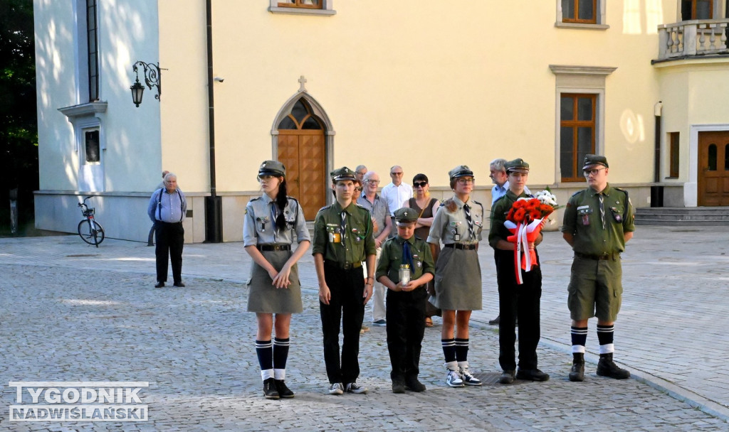 Uroczystośc pod tablicą Ochotników Dzikowskich z 1920 roku