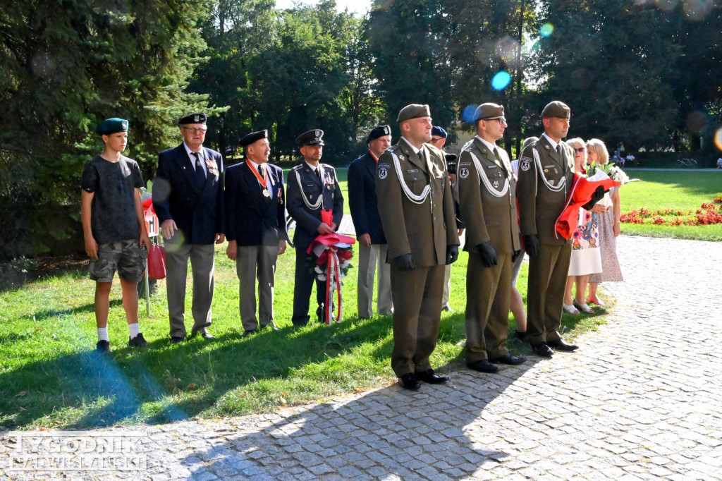 Uroczystośc pod tablicą Ochotników Dzikowskich z 1920 roku