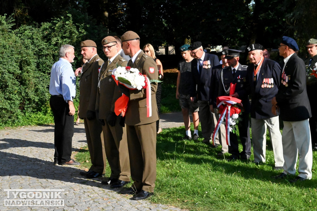 Uroczystośc pod tablicą Ochotników Dzikowskich z 1920 roku