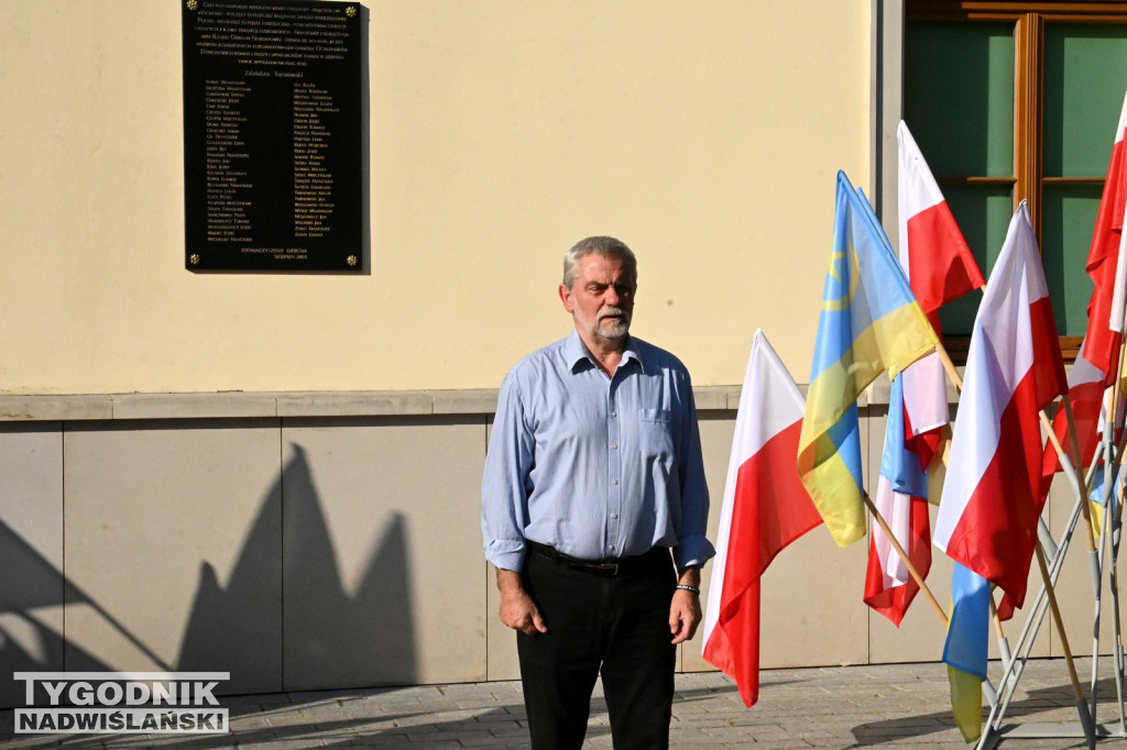 Uroczystośc pod tablicą Ochotników Dzikowskich z 1920 roku
