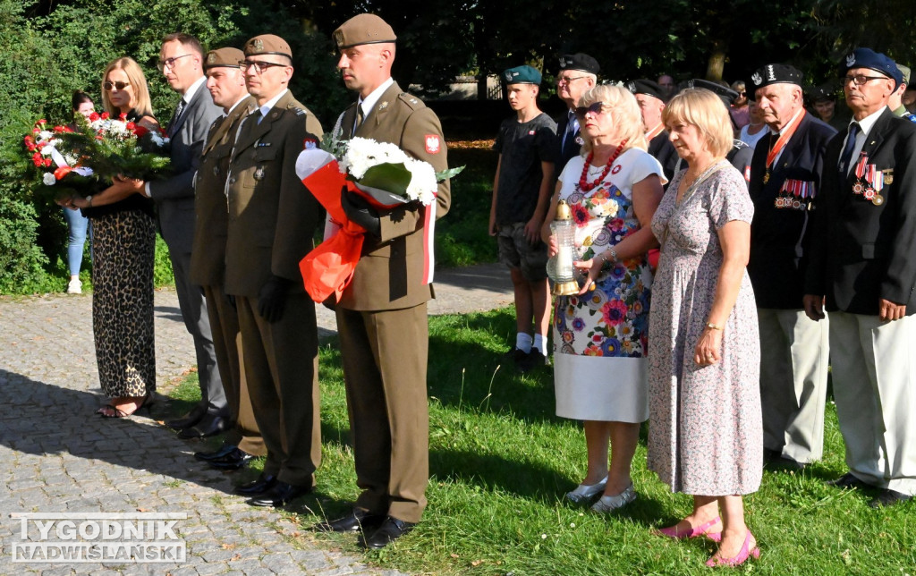 Uroczystośc pod tablicą Ochotników Dzikowskich z 1920 roku