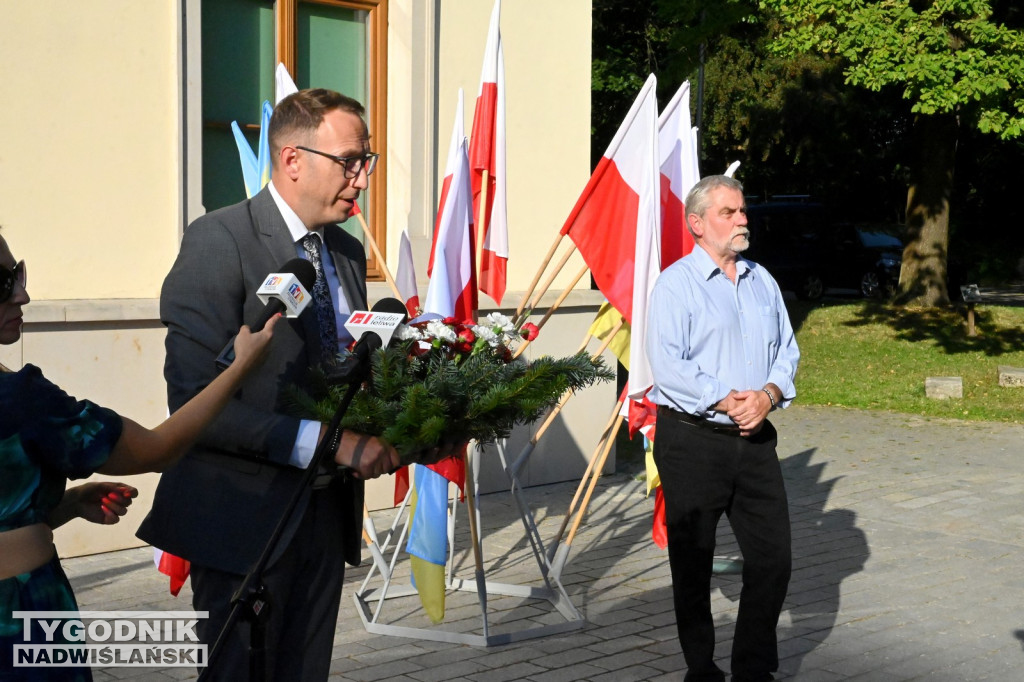 Uroczystośc pod tablicą Ochotników Dzikowskich z 1920 roku