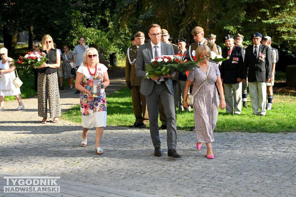 Uroczystośc pod tablicą Ochotników Dzikowskich z 1920 roku