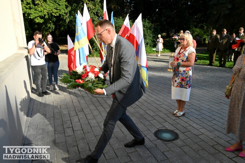 Uroczystośc pod tablicą Ochotników Dzikowskich z 1920 roku