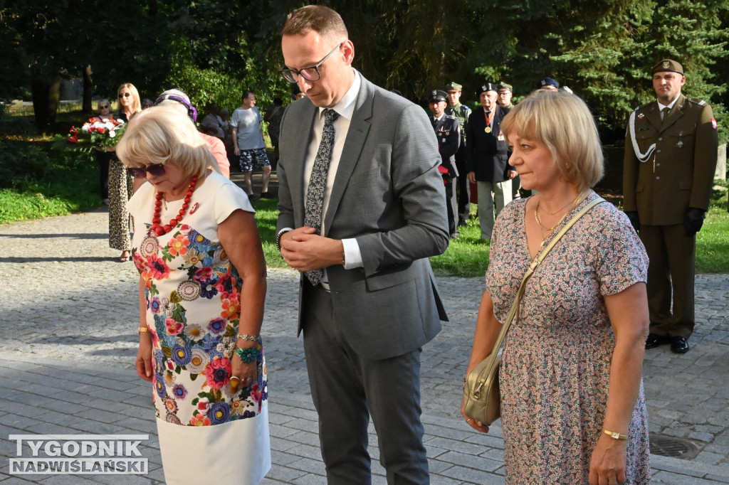 Uroczystośc pod tablicą Ochotników Dzikowskich z 1920 roku