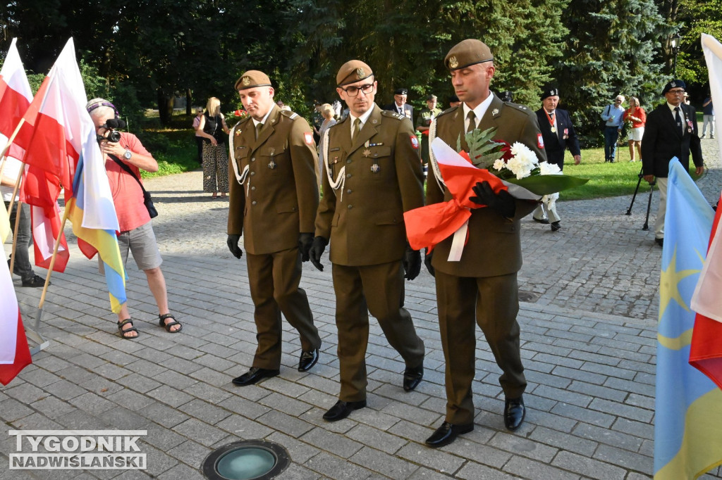 Uroczystośc pod tablicą Ochotników Dzikowskich z 1920 roku