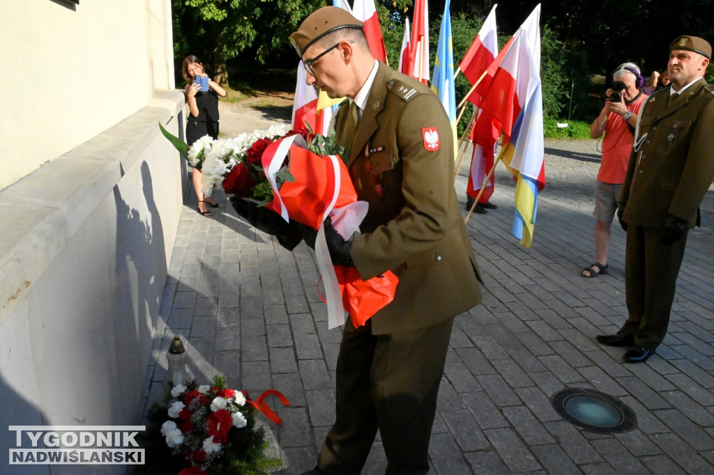 Uroczystośc pod tablicą Ochotników Dzikowskich z 1920 roku