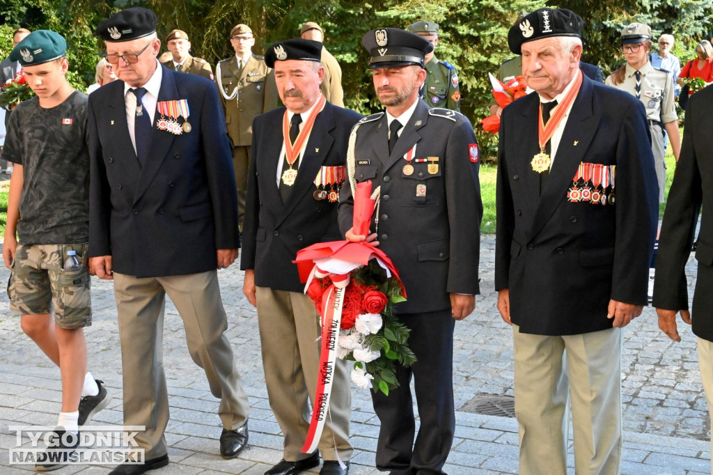 Uroczystośc pod tablicą Ochotników Dzikowskich z 1920 roku