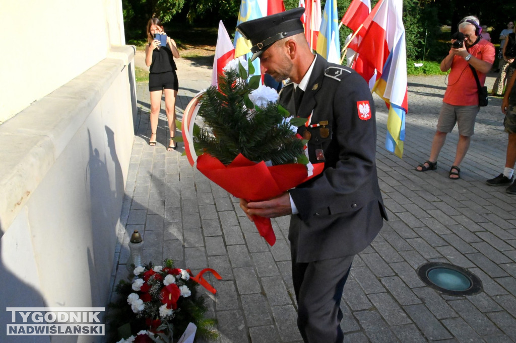 Uroczystośc pod tablicą Ochotników Dzikowskich z 1920 roku