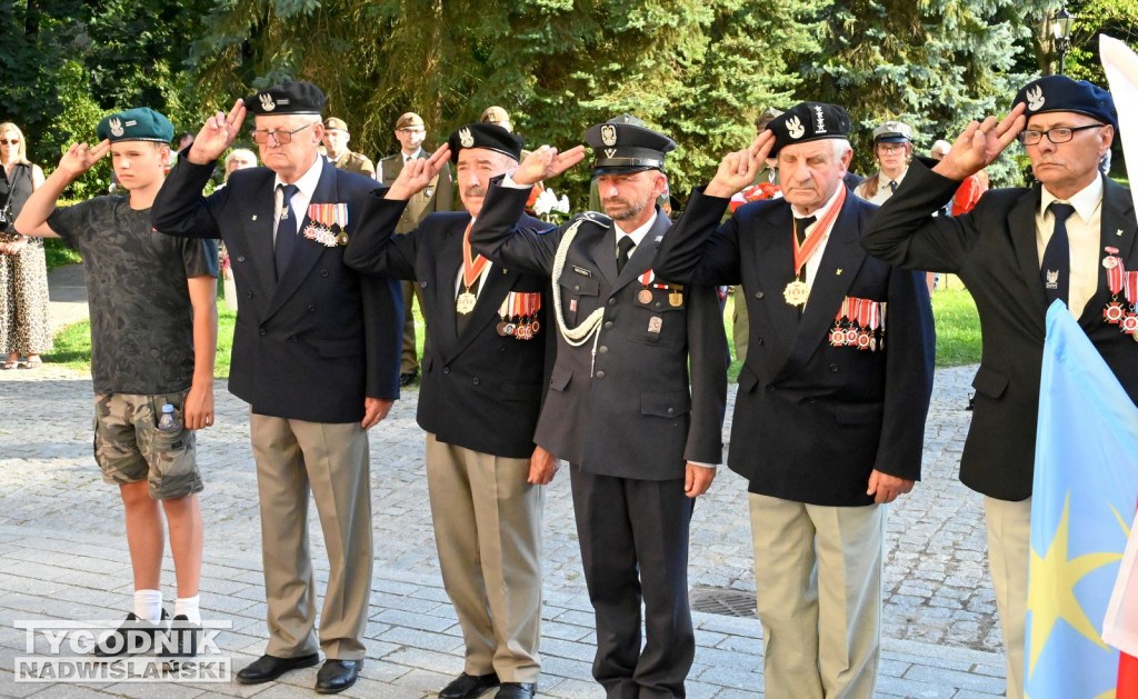 Uroczystośc pod tablicą Ochotników Dzikowskich z 1920 roku
