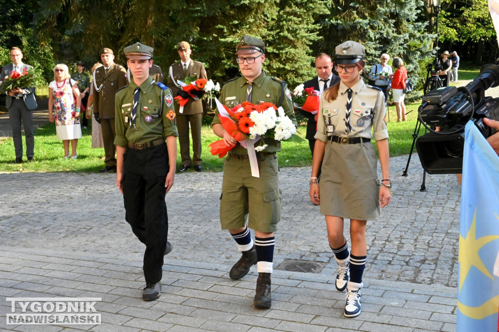 Uroczystośc pod tablicą Ochotników Dzikowskich z 1920 roku
