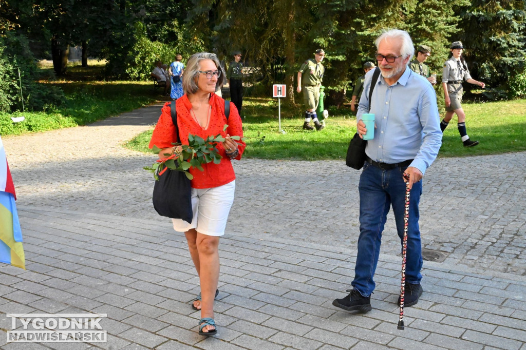 Uroczystośc pod tablicą Ochotników Dzikowskich z 1920 roku
