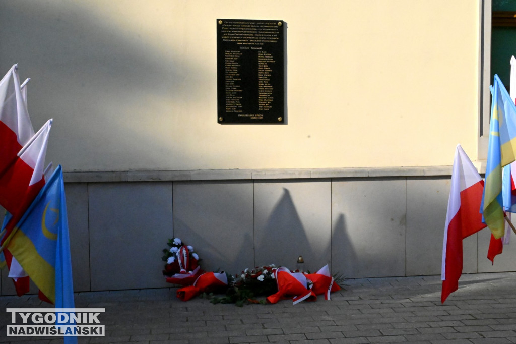 Uroczystośc pod tablicą Ochotników Dzikowskich z 1920 roku