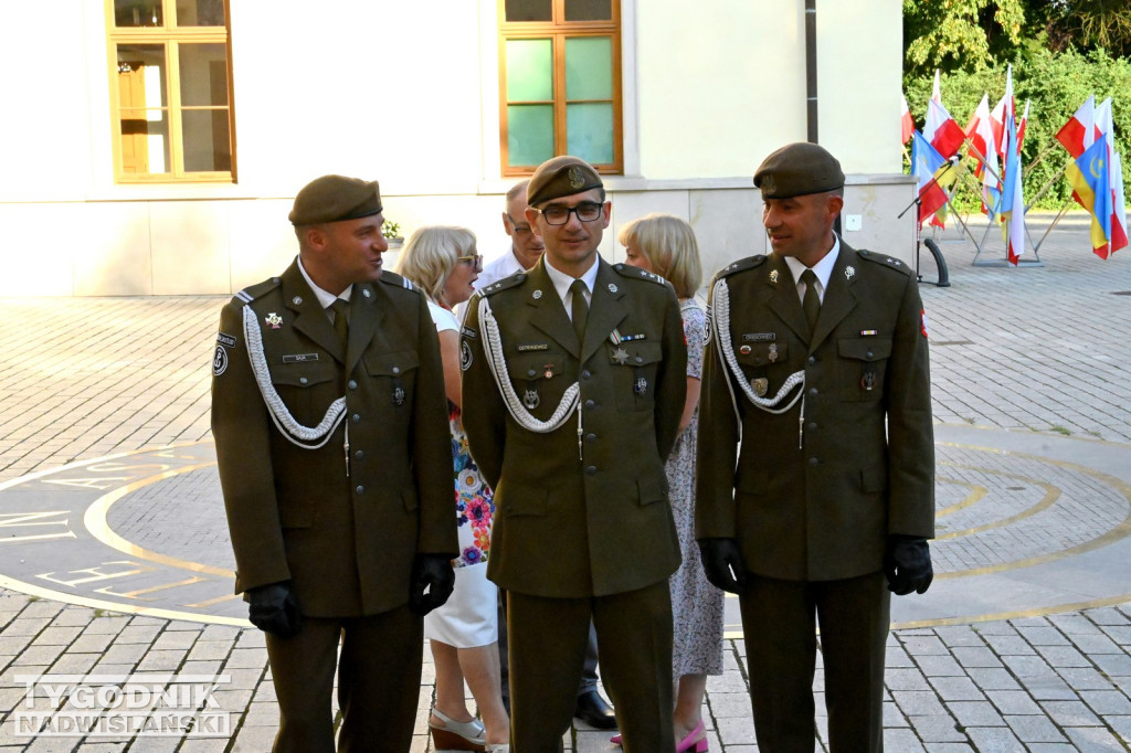 Uroczystośc pod tablicą Ochotników Dzikowskich z 1920 roku