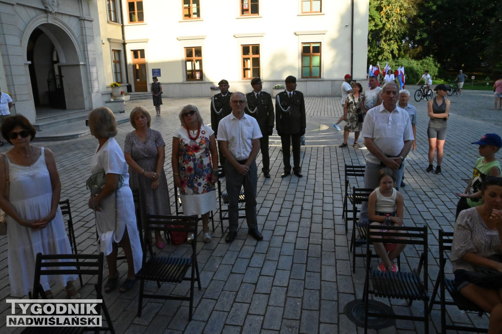 Uroczystośc pod tablicą Ochotników Dzikowskich z 1920 roku
