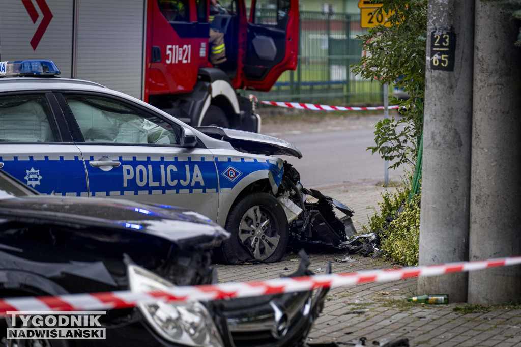 Radiowóz zderzył się w osobówką