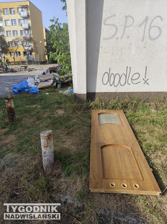 Śmietnisko przy przedszkolu w Tarnobrzegu