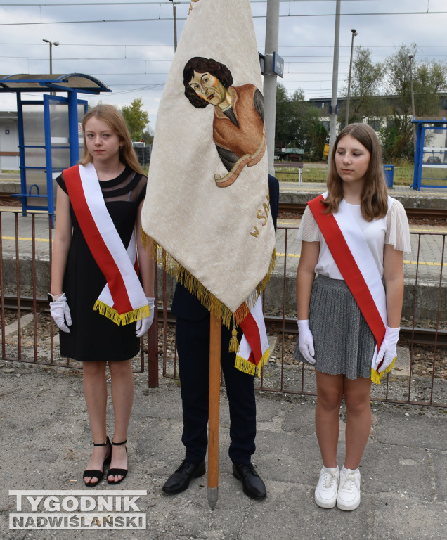 Uroczystość na dworcu kolejowym w Sandomierzu