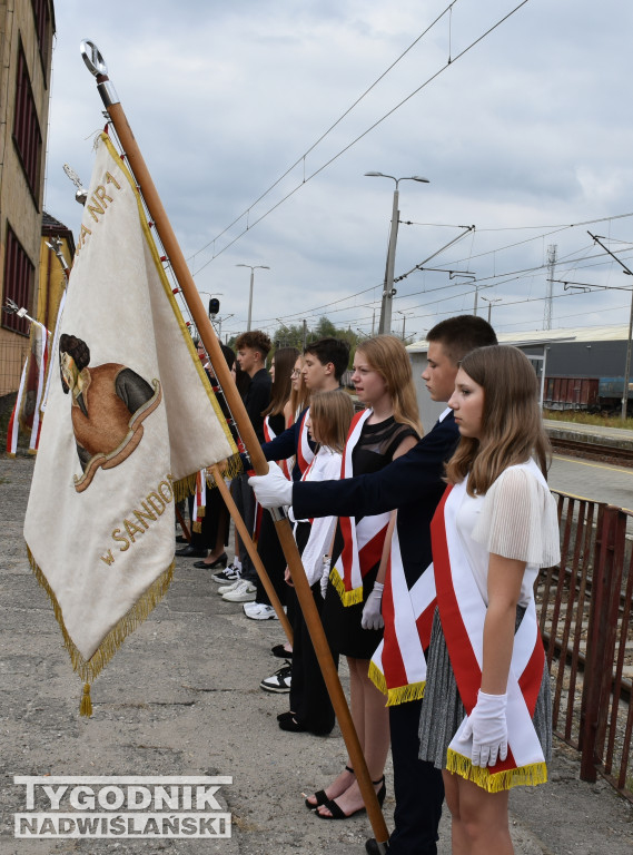 Uroczystość na dworcu kolejowym w Sandomierzu