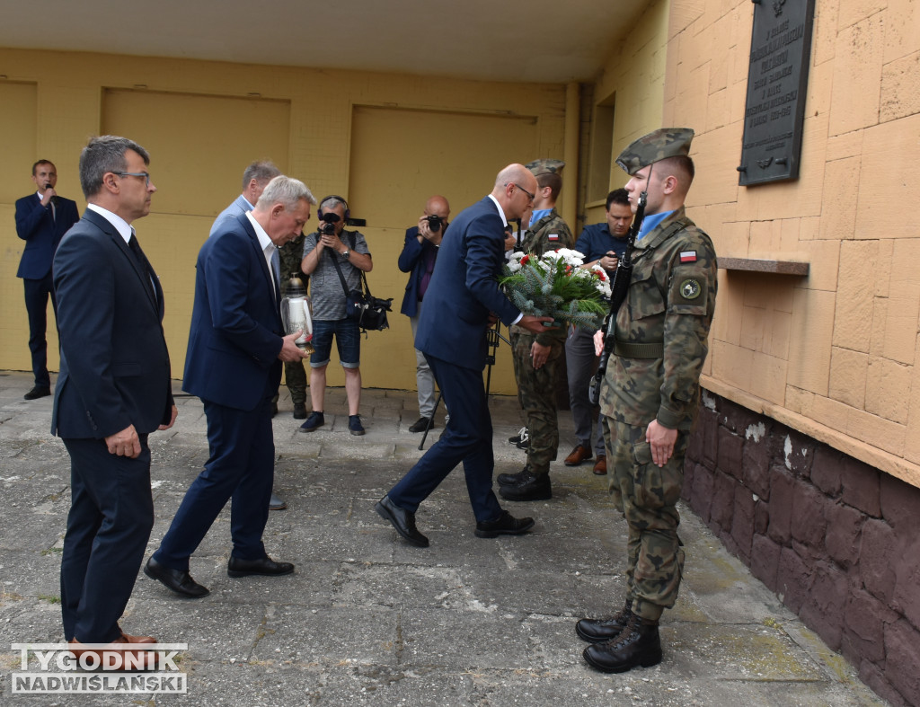 Uroczystość na dworcu kolejowym w Sandomierzu