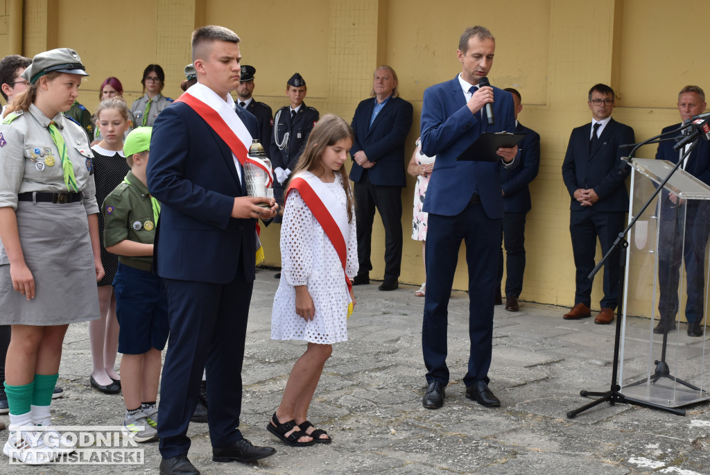 Uroczystość na dworcu kolejowym w Sandomierzu