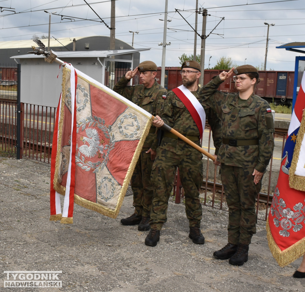 Uroczystość na dworcu kolejowym w Sandomierzu