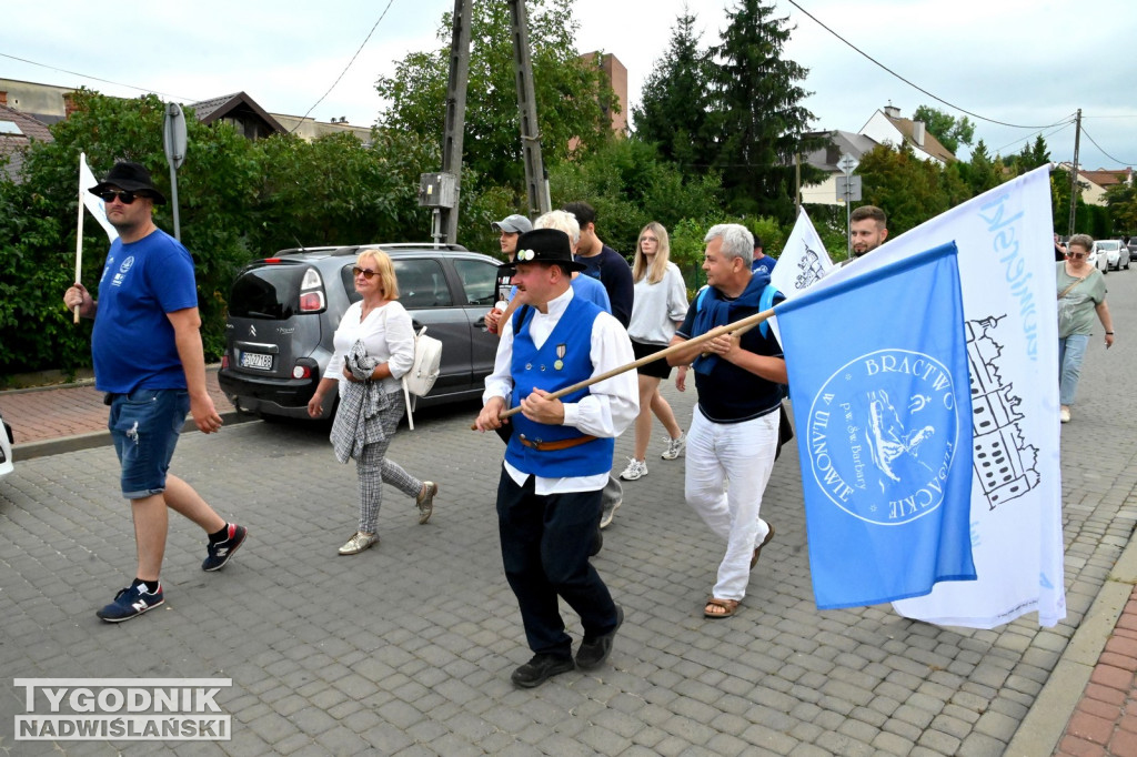 Pokaz mody przed Zamkiem Tarnowskich w Tarnobrzegu