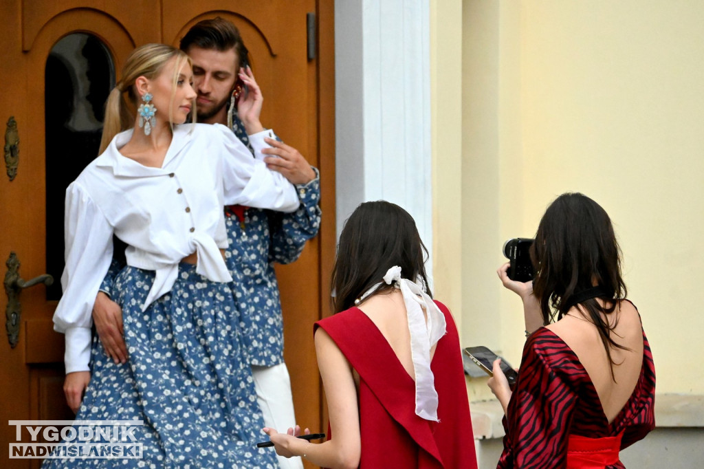 Pokaz mody przed Zamkiem Tarnowskich w Tarnobrzegu
