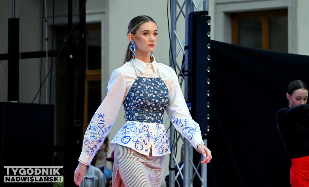 Pokaz mody przed Zamkiem Tarnowskich w Tarnobrzegu