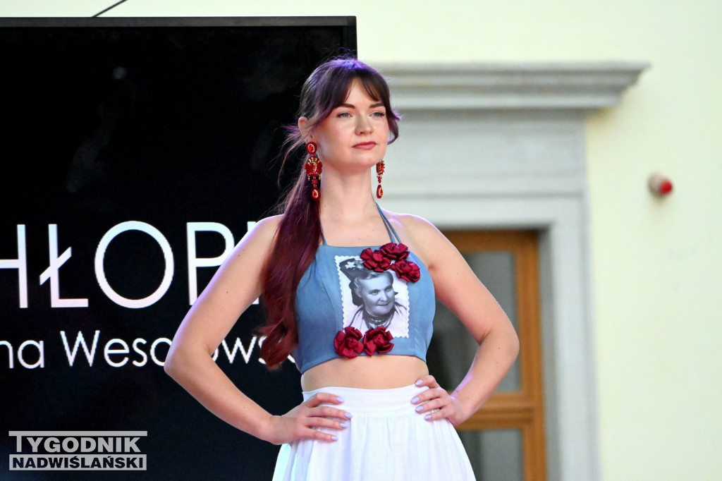 Pokaz mody przed Zamkiem Tarnowskich w Tarnobrzegu