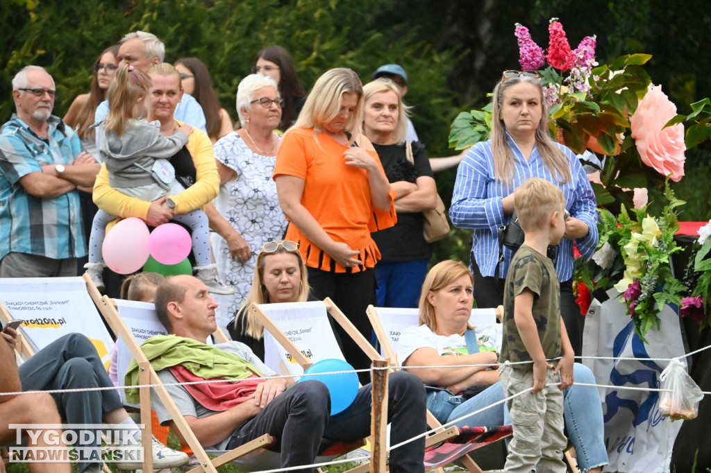 Pokaz mody przed Zamkiem Tarnowskich w Tarnobrzegu