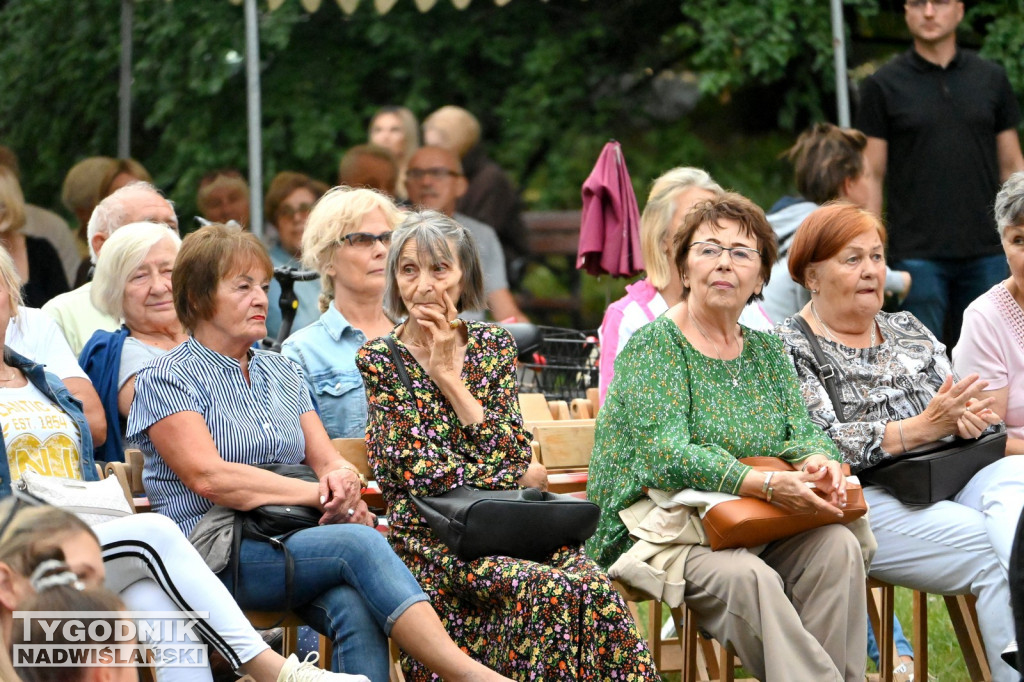 Pokaz mody przed Zamkiem Tarnowskich w Tarnobrzegu