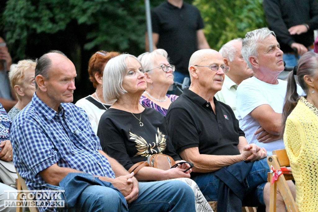 Pokaz mody przed Zamkiem Tarnowskich w Tarnobrzegu