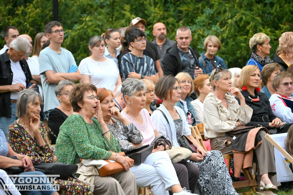 Pokaz mody przed Zamkiem Tarnowskich w Tarnobrzegu
