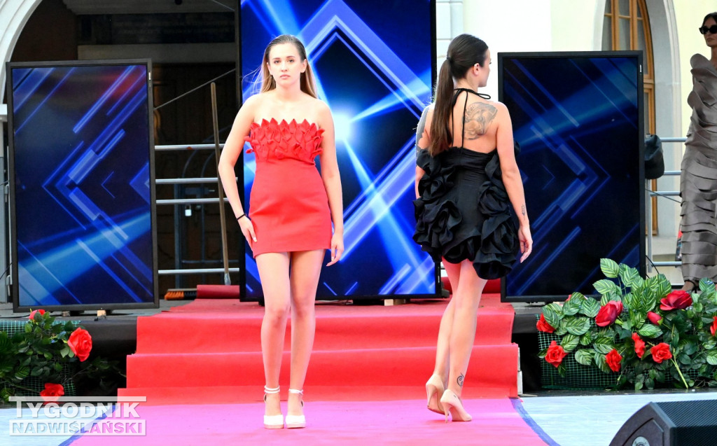 Pokaz mody przed Zamkiem Tarnowskich w Tarnobrzegu