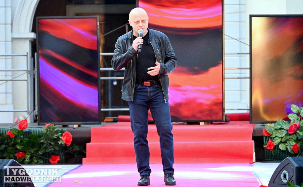 Pokaz mody przed Zamkiem Tarnowskich w Tarnobrzegu