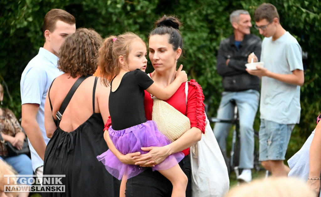 Pokaz mody przed Zamkiem Tarnowskich w Tarnobrzegu