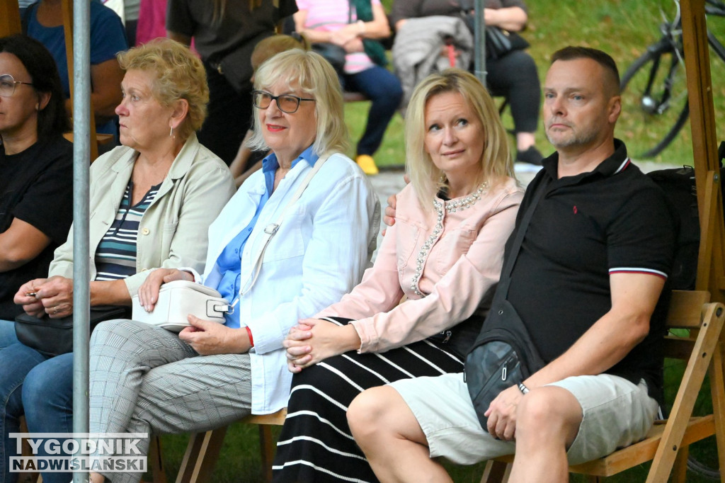 Pokaz mody przed Zamkiem Tarnowskich w Tarnobrzegu