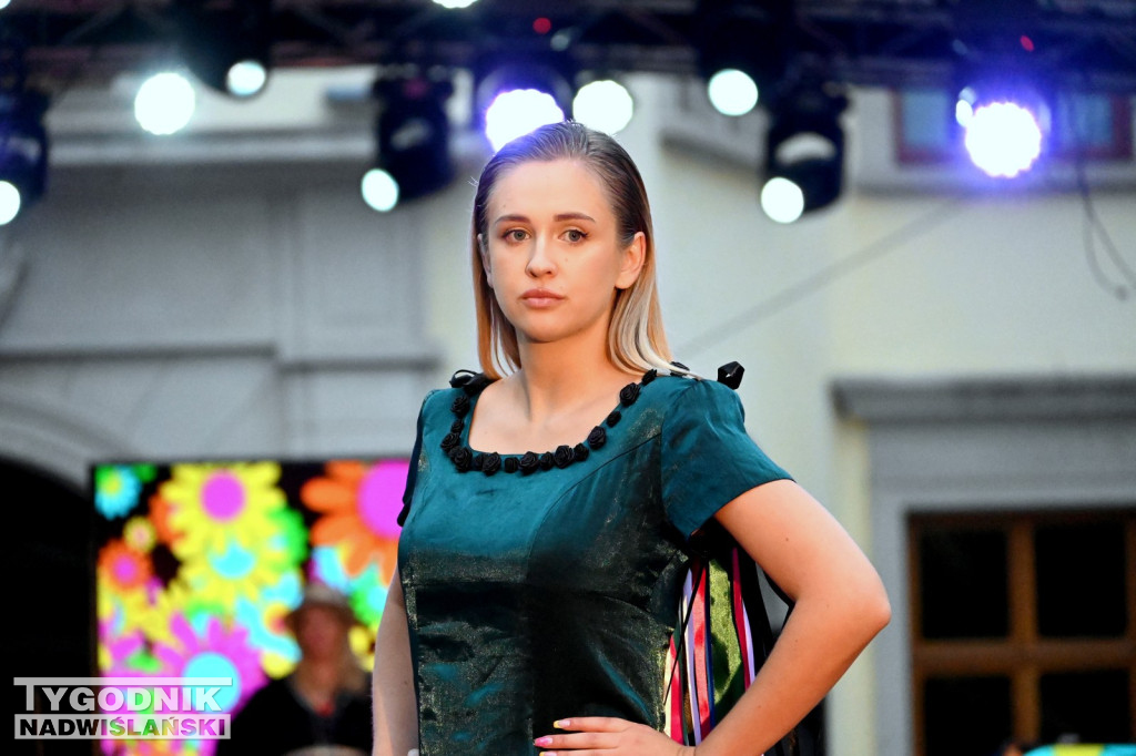 Pokaz mody przed Zamkiem Tarnowskich w Tarnobrzegu
