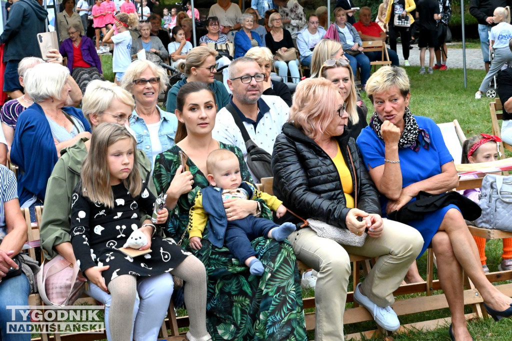 Pokaz mody przed Zamkiem Tarnowskich w Tarnobrzegu
