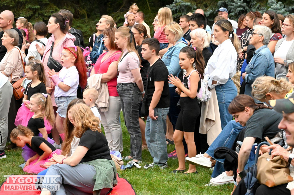 Pokaz mody przed Zamkiem Tarnowskich w Tarnobrzegu