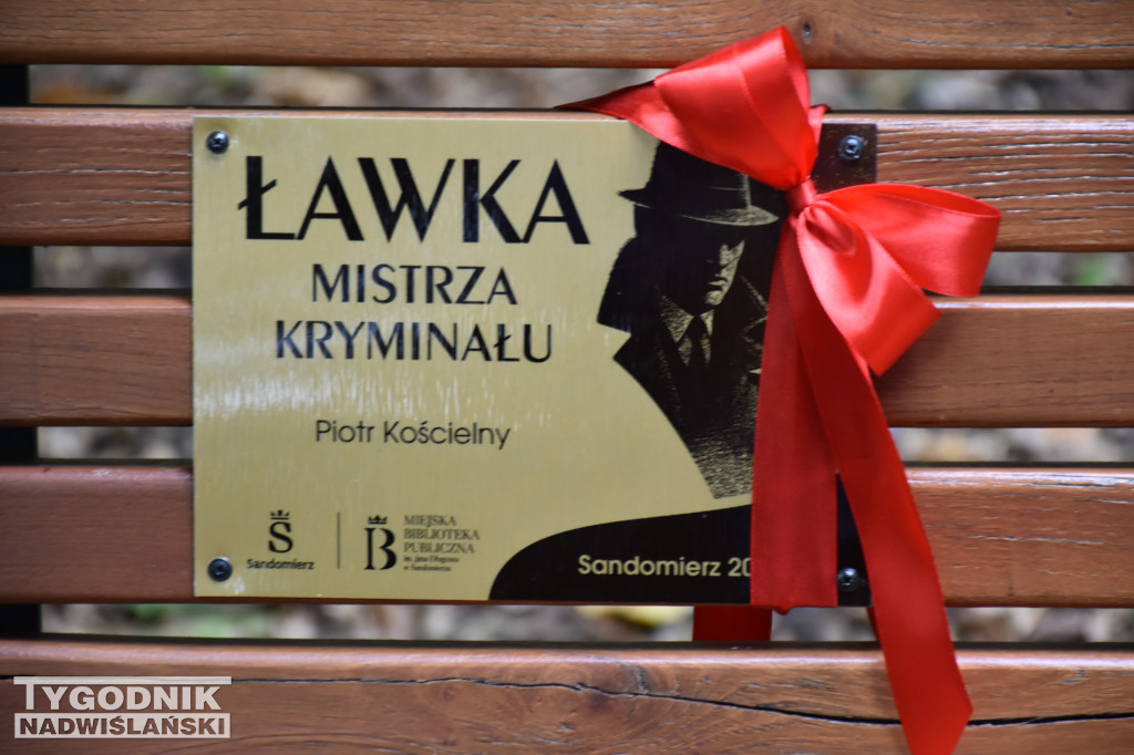 Ławki Mistrzów Kryminału w Sandomierzu