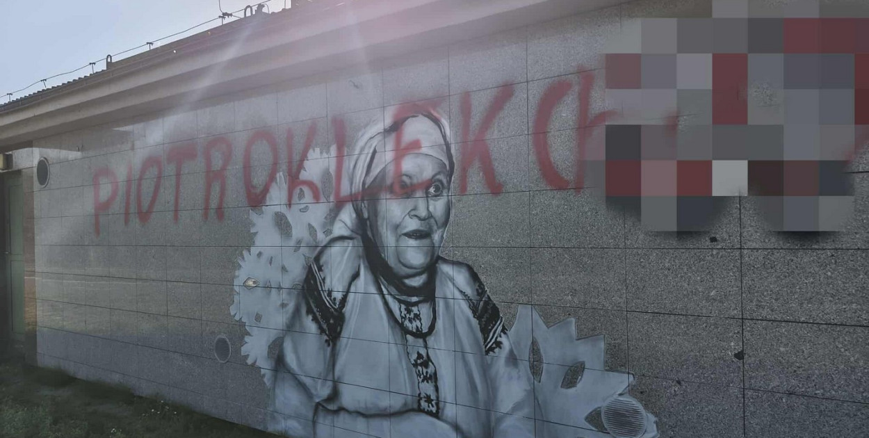 Zniszczony mural poświęcony Marii Kozłowej
