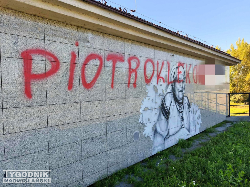 Zniszczony mural poświęcony Marii Kozłowej