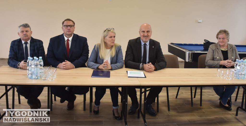 Podpisanie umowy na remont drogi wojewódzkiej w Ciszycy