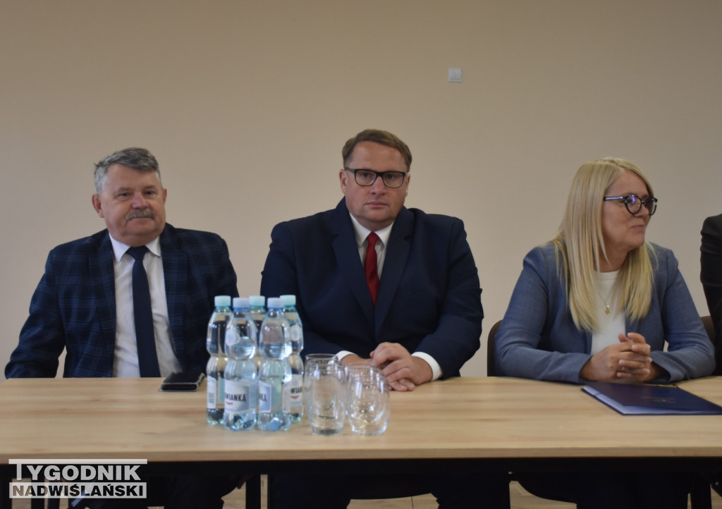 Podpisanie umowy na remont drogi wojewódzkiej w Ciszycy
