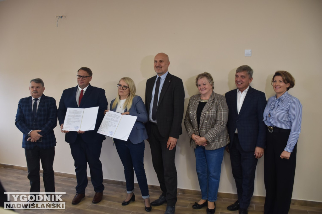 Podpisanie umowy na remont drogi wojewódzkiej w Ciszycy