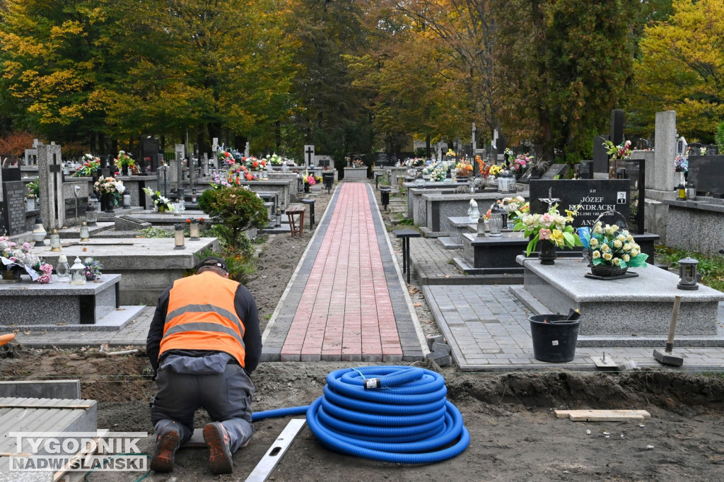 Rozpoczęło się brukowanie alejek na tarnobrzeskim cmentarzu