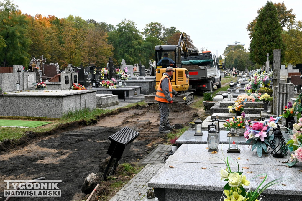 Rozpoczęło się brukowanie alejek na tarnobrzeskim cmentarzu